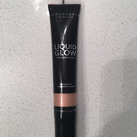 Anastasia Beverly Hills Liquid Glow - “Oyster” - Picture 2 of 5
